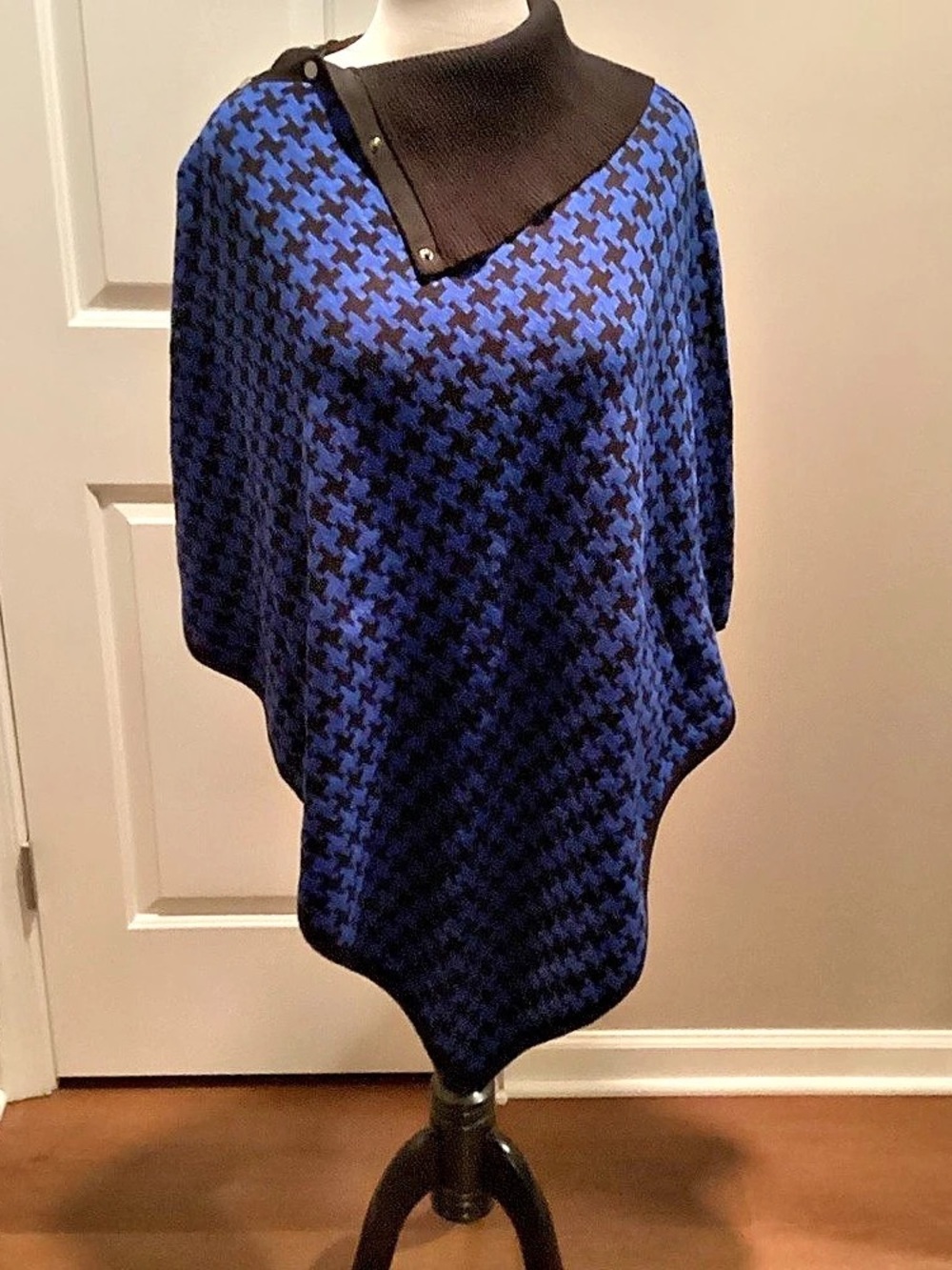 Chico’s Houndstooth Poncho in Blue & Black Size Large/XL Like New